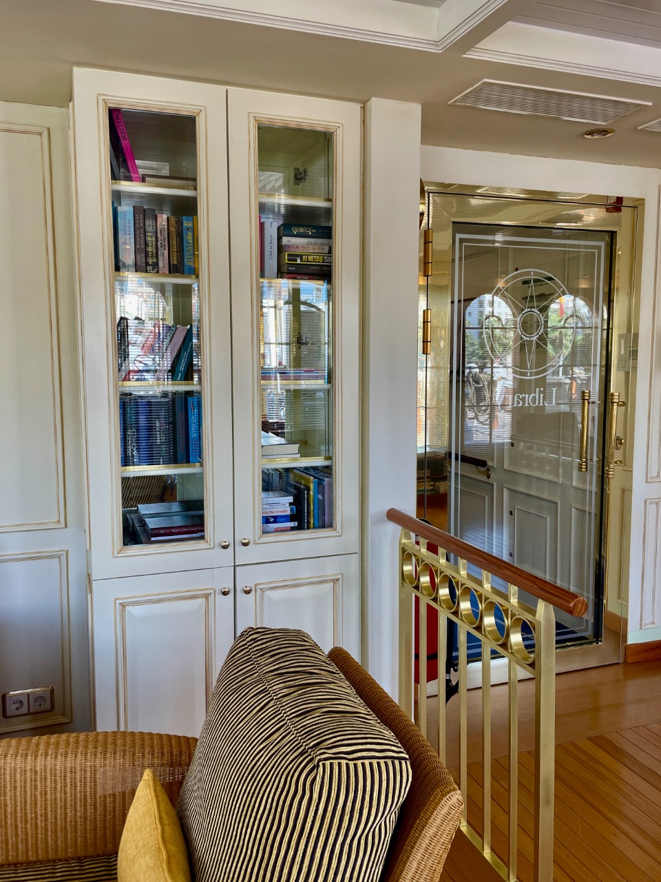 Die Bibliothek mit ihren gediegenen Holzschränken und maritimen Geschichten schenkt Ruhe. 