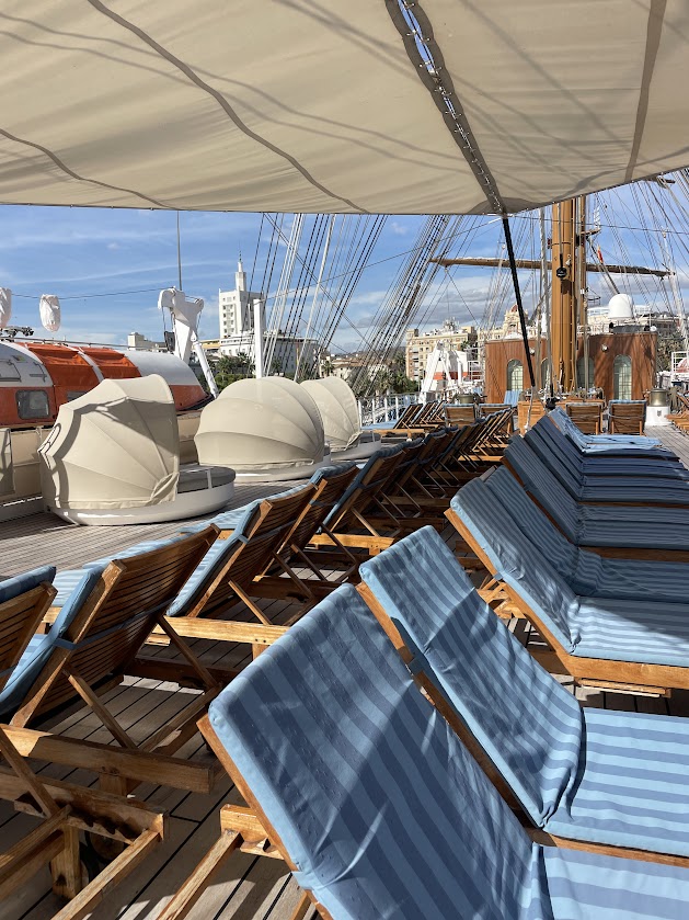 Sonnenhungrige finden auf Liegen und Sofainseln auf dem Sonnendeck ihre Zuflucht. 