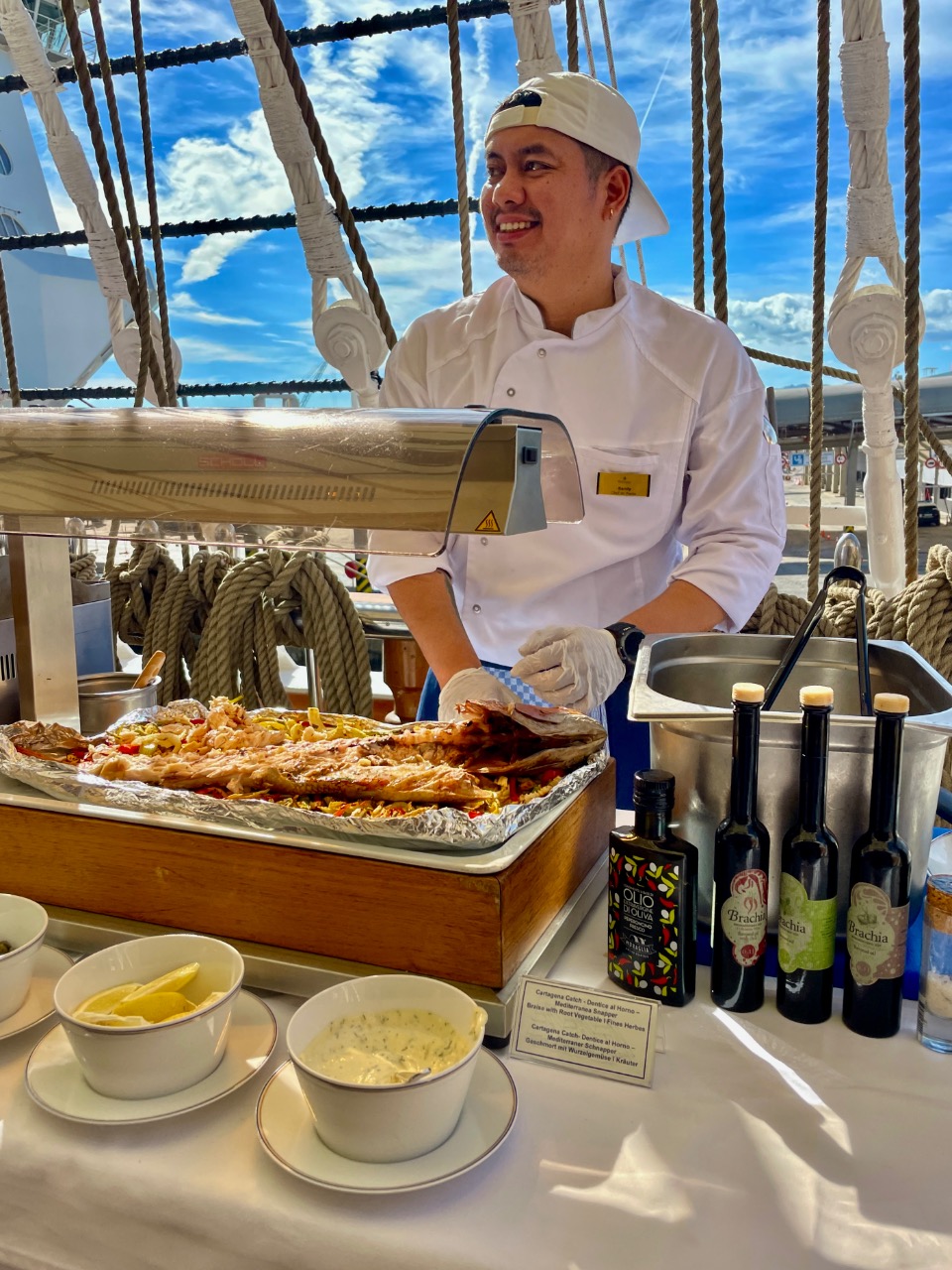 Ein reich gedecktes Buffet, das den Tag und den Abend begleitet, krönt die Reise kulinarisch