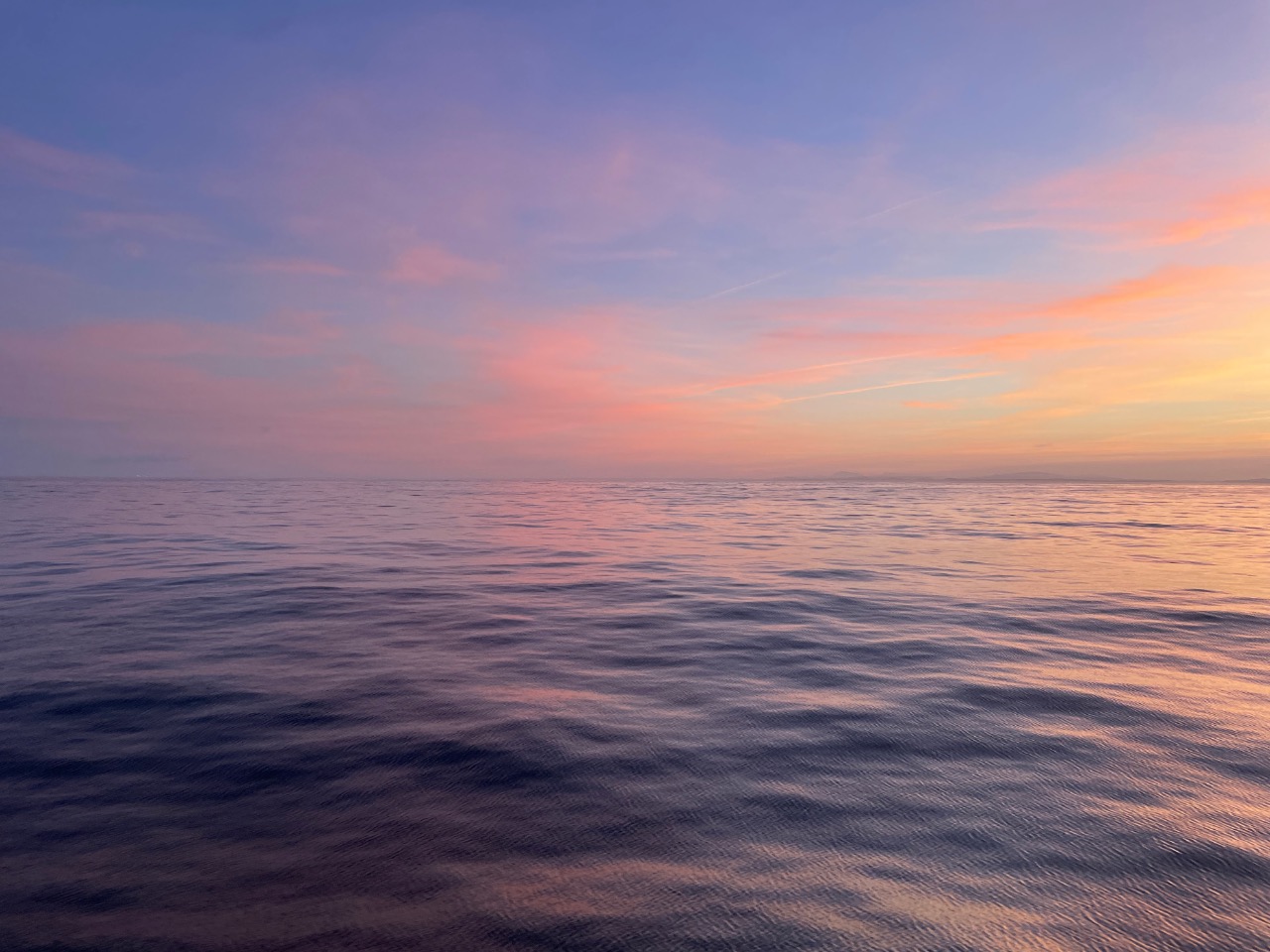 Bei Sonnenaufgang breiten sich die Farben aus wie ein Teppich aus Licht, und das Meer antwortet mit tausenden glitzernden Facetten. Foto Solveig Grewe 