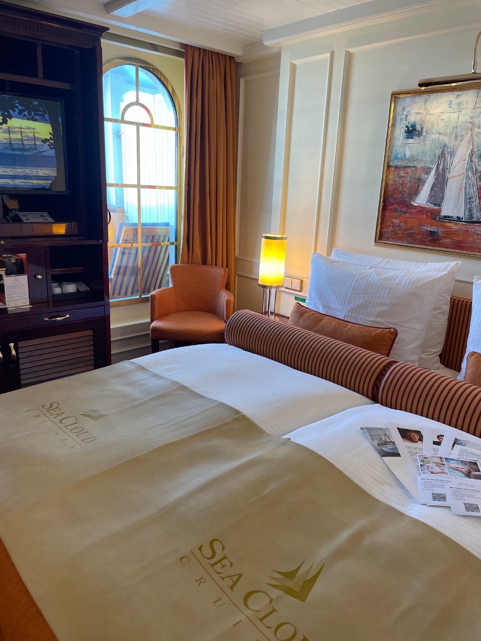 Das warme Holz der Einrichtung, poliertes Messing und die feinen Stoffe verleihen dem Raum das Flair klassischer Eleganz. 