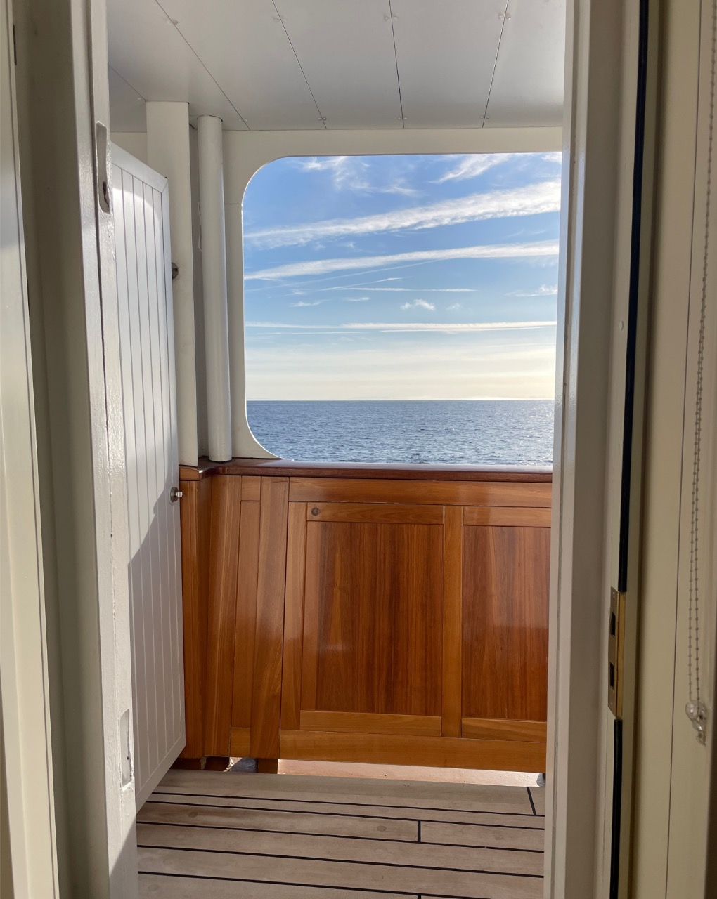 Der private Balkon öffnet sich wie ein Tor zum Meer. 